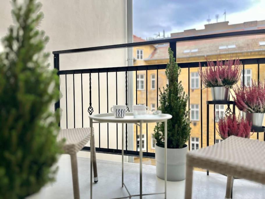 Sunlit - Apartment Prag